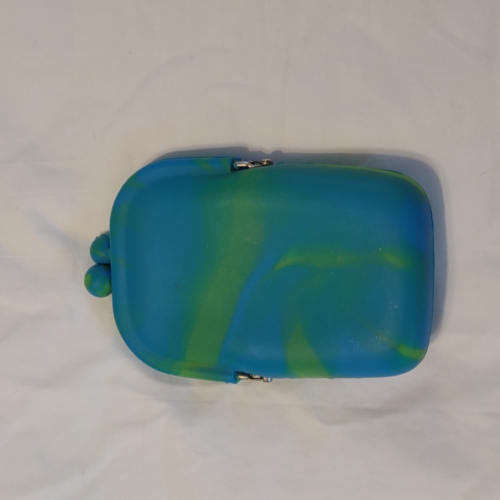 Ipod holding pouch